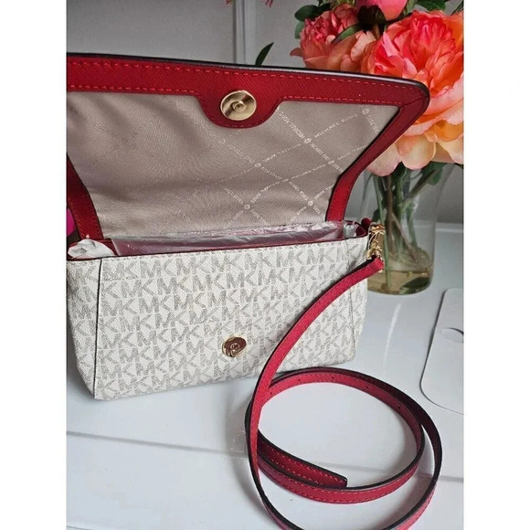 Jet Set Travel Medium Logo Dome Crossbody Bag in VANILLA  Michael kors crossbody
